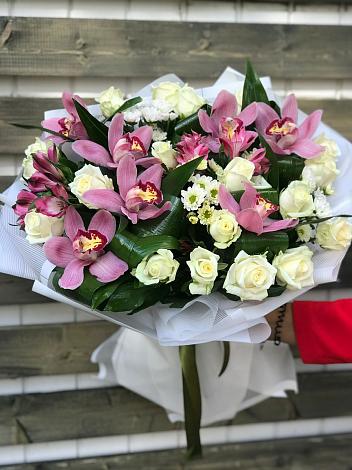 Букет цветов из: Розы и Хризантемы в Посёлок имени М. И. Калинина