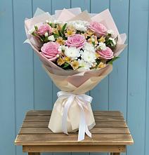 Букет цветов из:  Гвоздики, Орхидеи и Розы в Посёлок имени М. И. Калинина