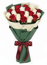 Букет Микс из красных и белых роз в Посёлок имени М. И. Калинина