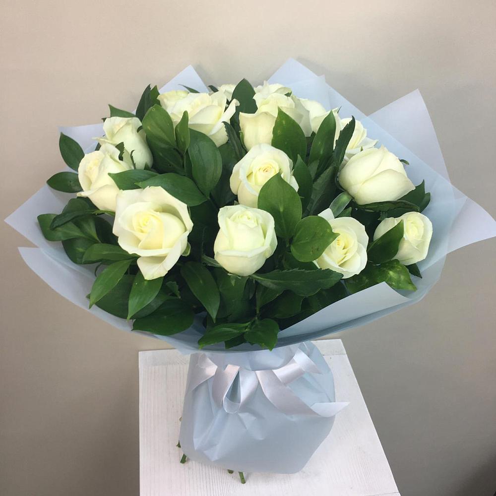 Букет 15 Белых роз Проуд в Посёлок имени М. И. Калинина