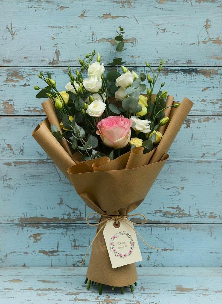 Букет цветов из: Розы и Лизиантусы в Посёлок имени М. И. Калинина