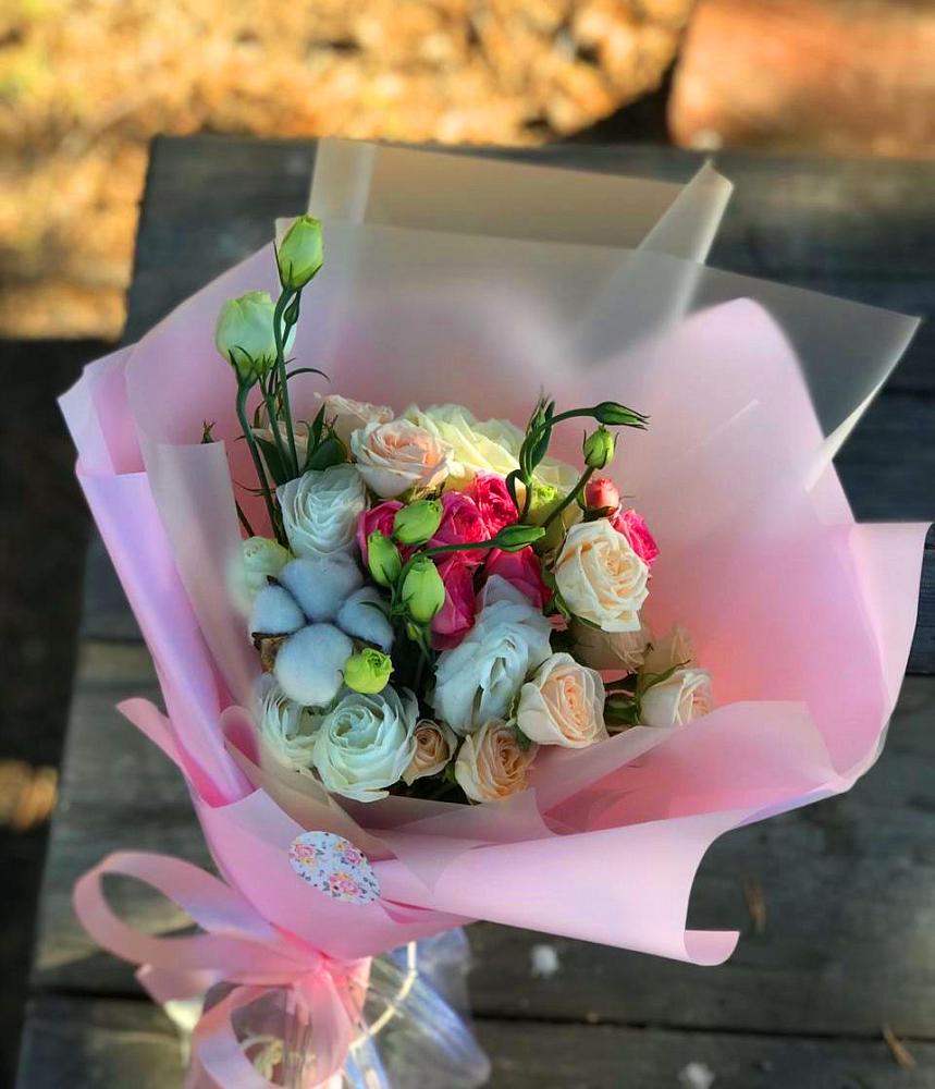 Букет цветов из: Розы и Лизиантусы в Посёлок имени М. И. Калинина