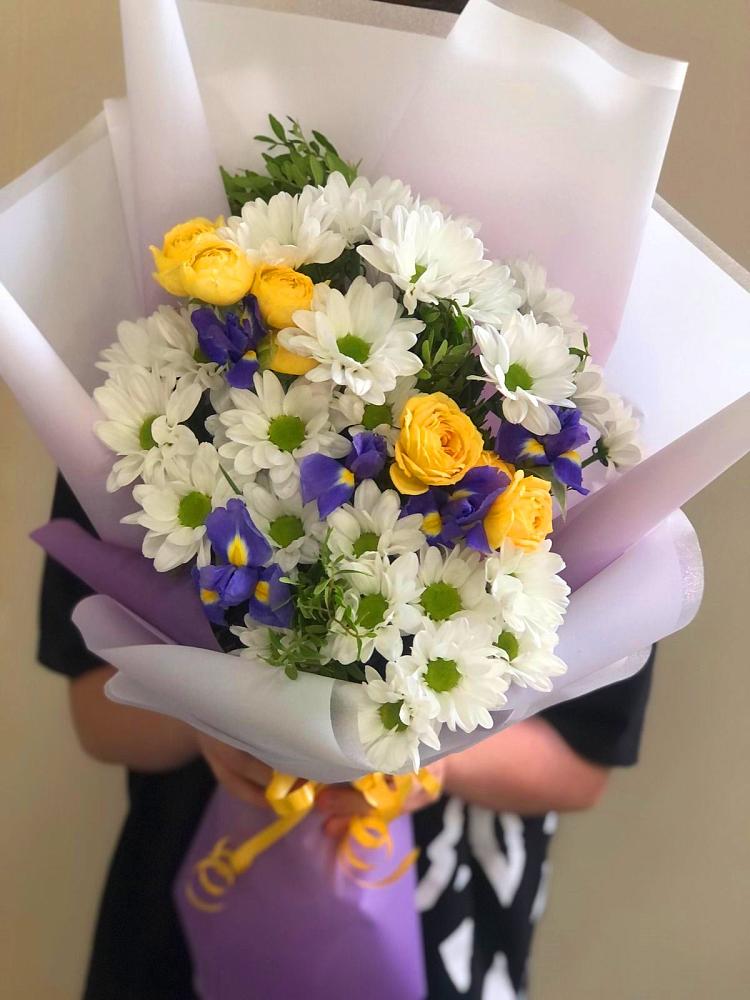 Букет цветов из: Ирисы, Хризантемы и Розы в Посёлок имени М. И. Калинина