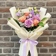 Букет цветов из:  Лизиантусы и Розы в Посёлок имени М. И. Калинина