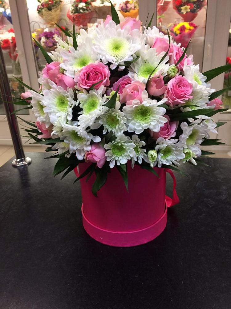 Цветочная композиция из Розы и Хризантемы в шляпной коробке в Посёлок имени М. И. Калинина