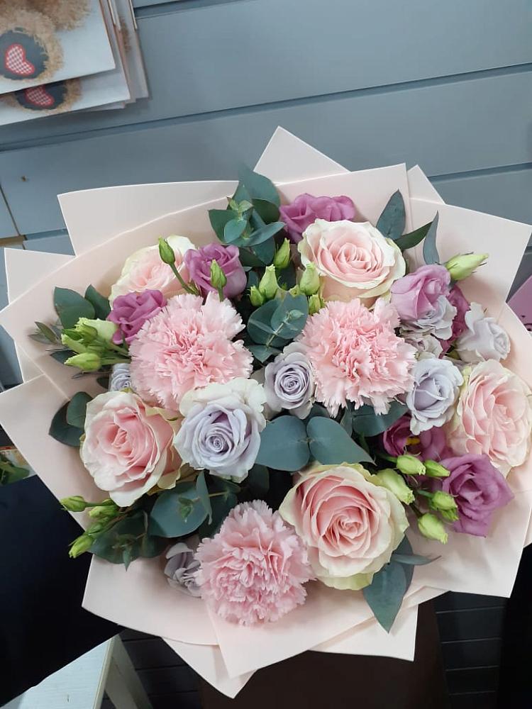 Букет цветов из: Розы, Гвоздики и Лизиантусы в Посёлок имени М. И. Калинина