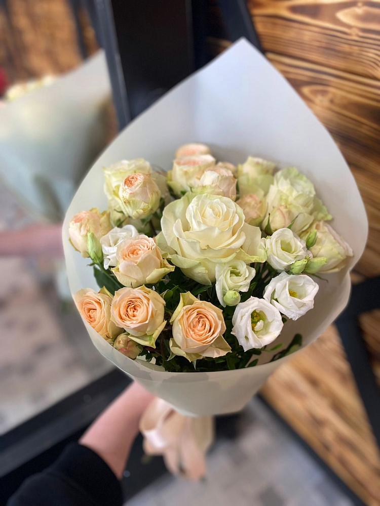 Букет цветов из: Розы и Лизиантусы в Посёлок имени М. И. Калинина